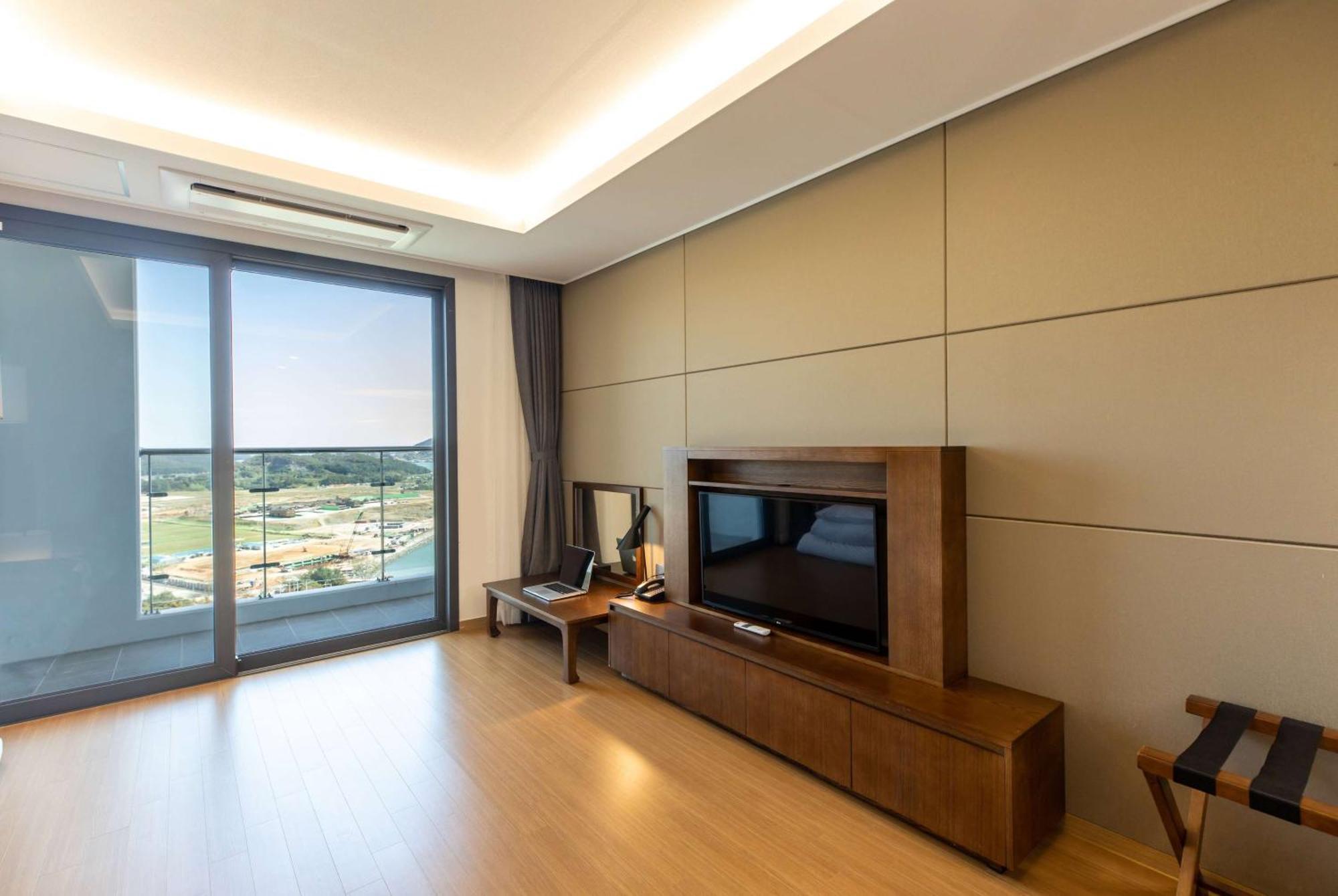 Ramada Plaza By Wyndham Dolsan Yeosu Hotel Exterior foto
