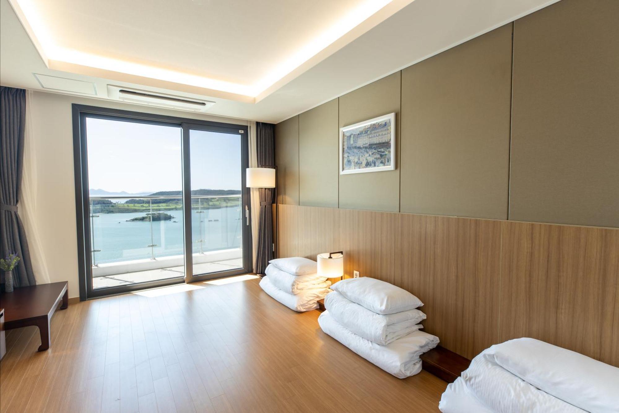 Ramada Plaza By Wyndham Dolsan Yeosu Hotel Exterior foto
