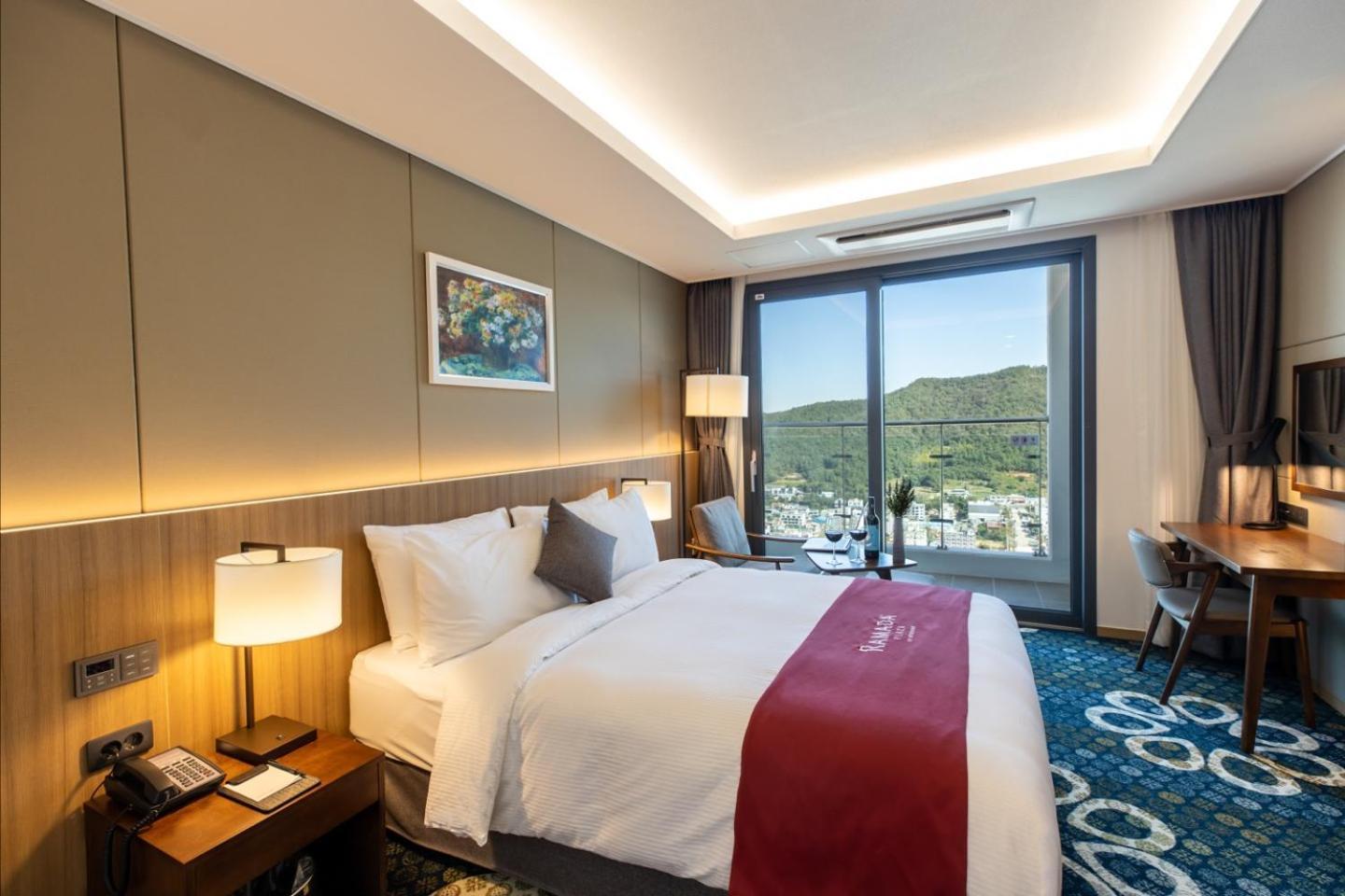 Ramada Plaza By Wyndham Dolsan Yeosu Hotel Exterior foto