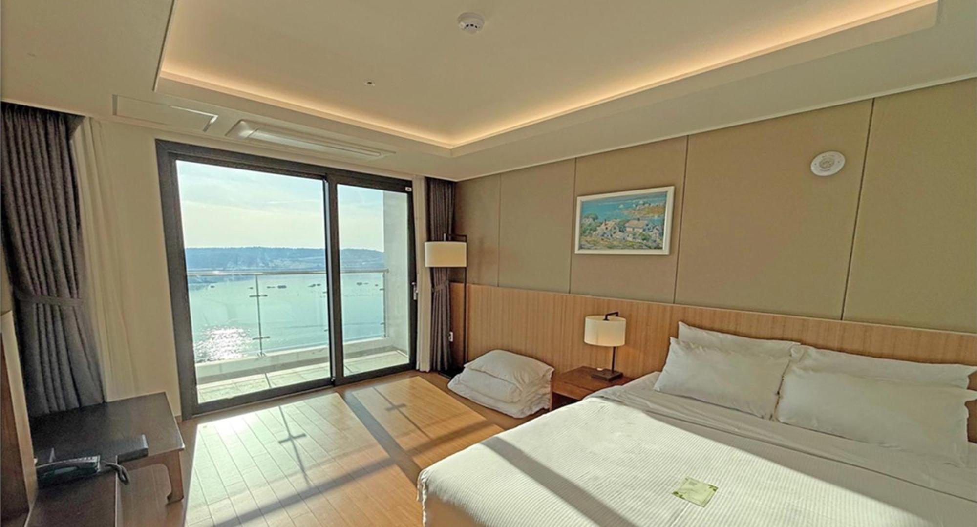 Ramada Plaza By Wyndham Dolsan Yeosu Hotel Exterior foto