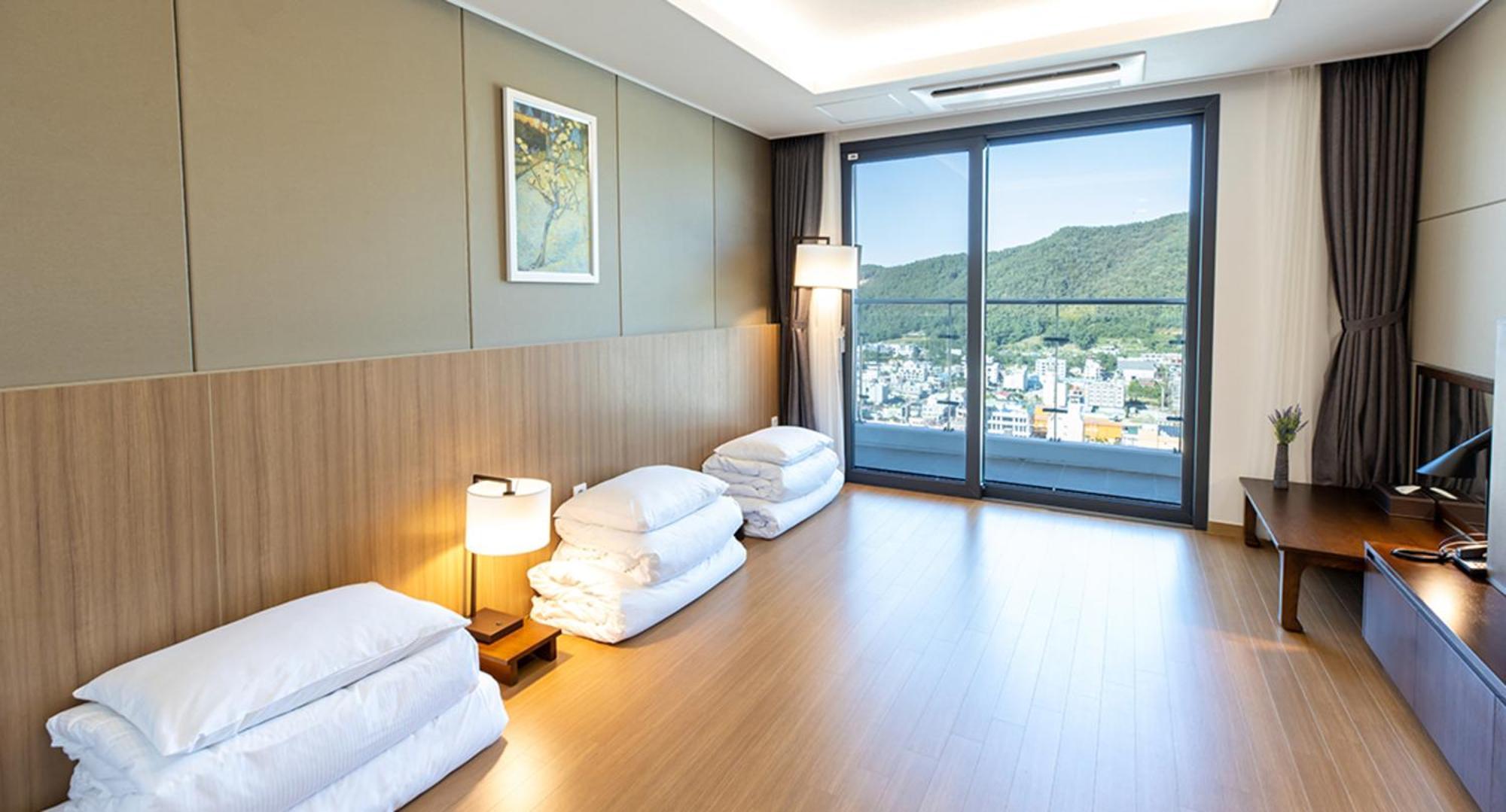 Ramada Plaza By Wyndham Dolsan Yeosu Hotel Exterior foto